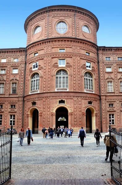 Turim, Piemonte / Itália -04 / 20 / 2019- Turim a fachada de tijolos curvos do Palazzo Carignano, lar do primeiro parlamento do reino unificado da Itália . — Fotografia de Stock