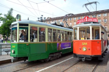 Torino, Piedmont/İtalya -20.04.2019- Torino antik tarihi tramvaylar şehirde turistik turlar için kullanılan.