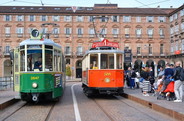 Turin, piemont / italien -20.04.2019- turin die uralten historischen Straßenbahnen, die für touristische Touren in der Stadt verwendet werden. — Stockfoto