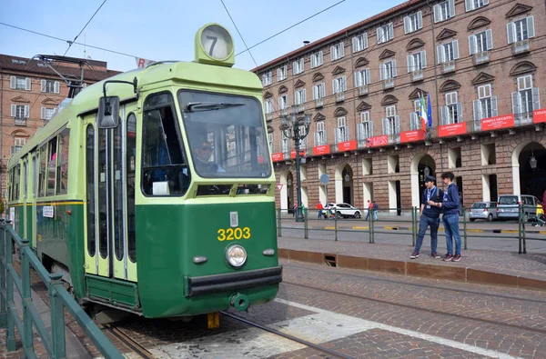 Turin, piemont / italien -20.04.2019- turin die uralten historischen Straßenbahnen, die für touristische Touren in der Stadt verwendet werden. — Stockfoto
