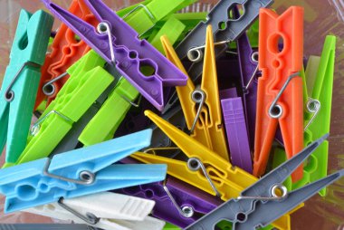 Renkli çamaşır clothespins yakın.