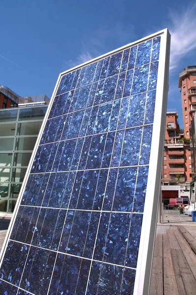 Painéis solares para produção de energia com céu azul no fundo — Fotografia de Stock