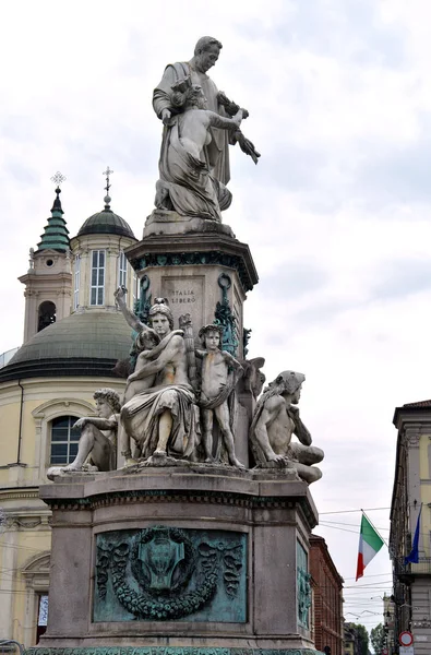 Turyn, Piemont/Włochy-04/20/2019-pomnik włoskiego polityka Camillo Cavour w Carlo Emanuele II placu, również o nazwie Carlina. — Zdjęcie stockowe