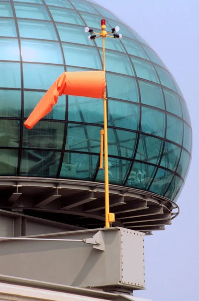 都灵,皮埃蒙特/意大利。-04/29/2015- 伦佐·皮亚诺设计的旧林戈托汽车厂屋顶上的玻璃气泡. — 图库照片