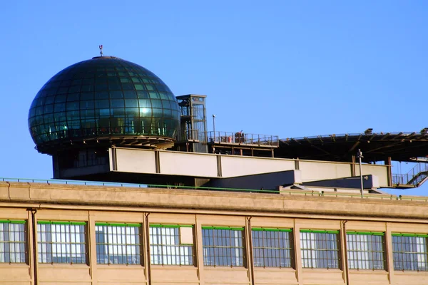 都灵,皮埃蒙特/意大利。-04/29/2015- 伦佐·皮亚诺设计的旧林戈托汽车厂屋顶上的玻璃气泡. — 图库照片