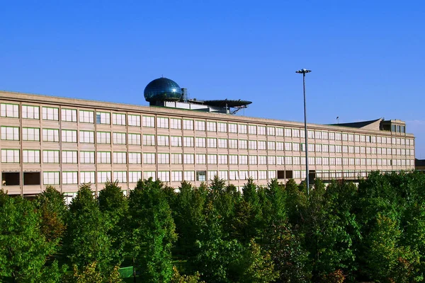 Turín, Piamonte / Italia. -04 / 29 / 2015- La burbuja de vidrio en el techo de la antigua fábrica de coches Lingotto diseñada por Renzo Piano . — Foto de Stock