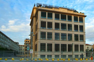 Turin, Piedmont/Italya-10/29/2015-Lingotto Binası, Torino Fiat sanayi tarihi iş bölgesi cephesi.