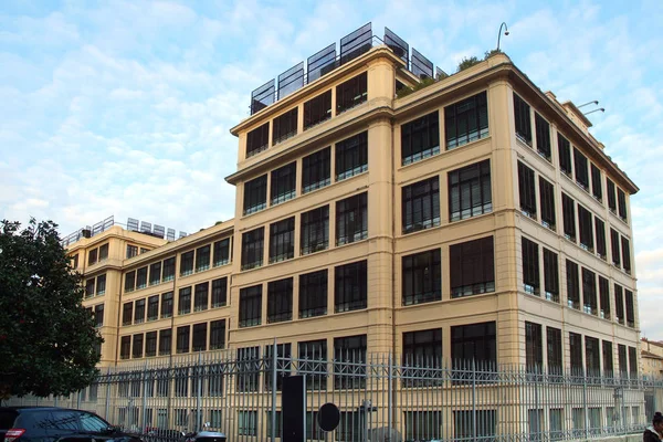 Turín, Piamonte / Italia-29 / 10 / 2015-La fachada del edificio Lingotto, distrito comercial histórico de la industria Fiat en Turín . — Foto de Stock