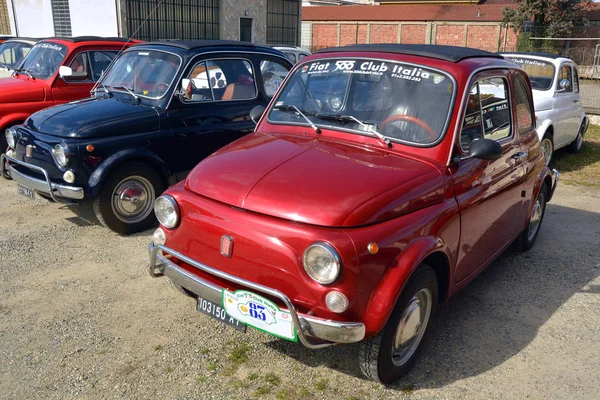 Castelnuovo Don Bosco, Piemonte/Olaszország-03/10/2019-találkozó a régi Fiat 500 olasz klasszikus autók. — Stock Fotó