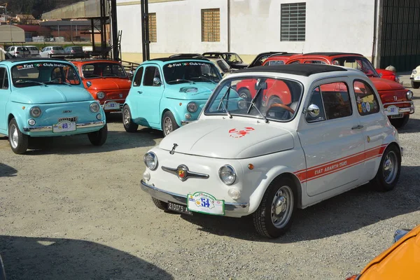 Castelnuovo Don Bosco, Piemont/Włochy-03/10/2019-spotkanie starego Fiat 500 włoskie Klasyczne samochody. — Zdjęcie stockowe