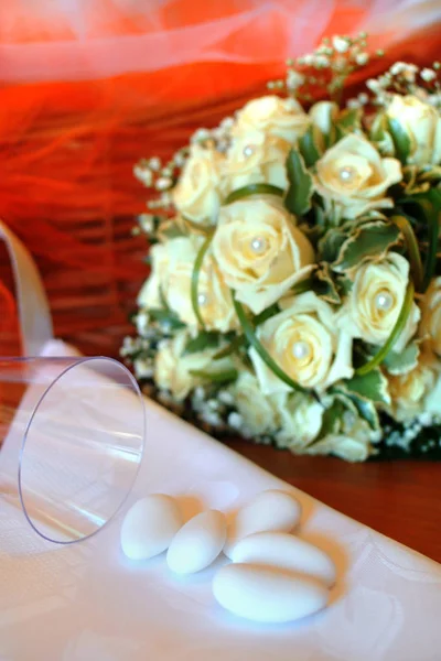 Close-up van bruiloft bloemen boeket en witte confetti. — Stockfoto