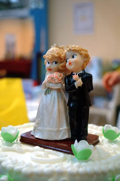 Pastel de boda con las figuras de la novia y el novio —  Fotos de Stock