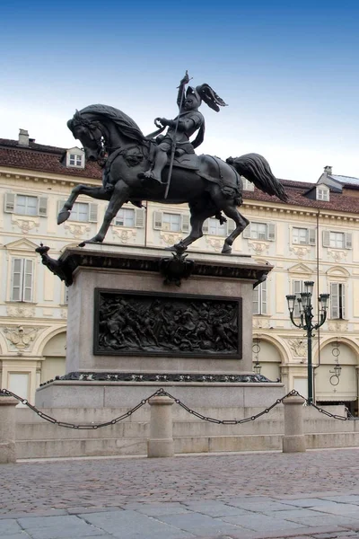 Turin, Piedmont, Italy. The bronze equestrian monument depicting the Prince of Savoy Emanuele Filiberto  in the central San Carlo square. — Stock Photo, Image
