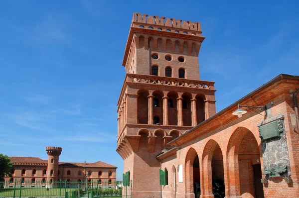 Pollenzo, Piemonte, Itália. O castelo de Pollenzo, sede da Universidade de Ciências Gastronômicas . — Fotografia de Stock