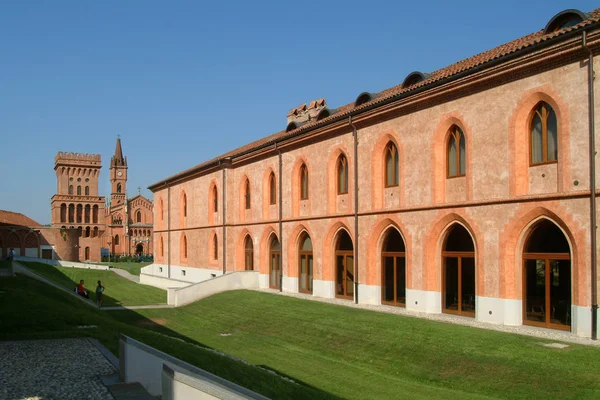 Pollenzo, Piemonte, Itália. O castelo de Pollenzo, sede da Universidade de Ciências Gastronômicas . — Fotografia de Stock