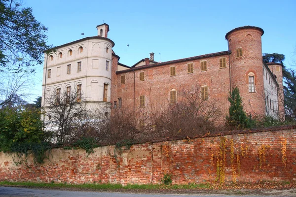 Pralormo, piemont, italien. die Außenwände des Schlosses von Pralormo — Stockfoto