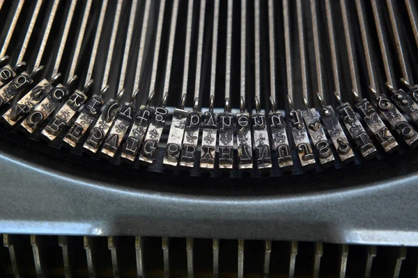 Detalhe sobre as fontes de uma velha máquina de escrever — Fotografia de Stock