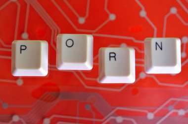 Klavye tuşları arka planda kırmızı elektrik devresi üzerinde kelime Porno formu.