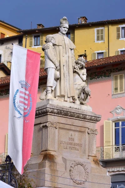 La statue dédiée à Saint John Bosco dans son village natal Castelnuovo don Bosco dans le Piémont, Italie . — Photo