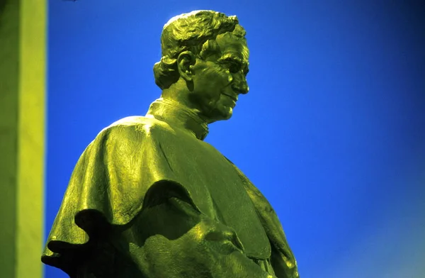 Piedmont, İtalya'daki castelnuovo don Bosco köyünde Aziz John Bosco'ya ithaf edilen heykel.