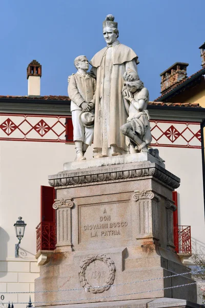 Pomnik poświęcony św Jana Bosco w rodzinnej wiosce Castelnuovo Don Bosco w Piemoncie, Włochy. — Zdjęcie stockowe