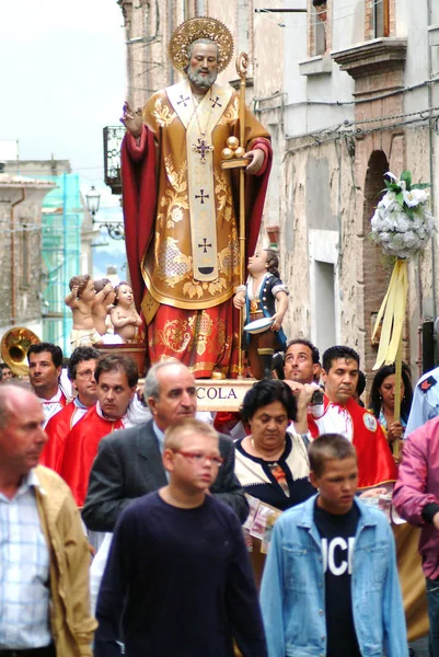 Guglionesi, Molise / Italia -08 / 08 / 2015- La procesión religiosa de San Nicolás . — Foto de Stock