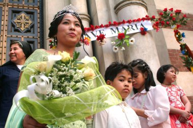 Torino, Piedmont/İtalya -05/30/2004- Santacruzan, Flores de Mayo festivali sırasında Filipinler'de düzenlenen dini-tarihi güzellik yarışmasıdır..