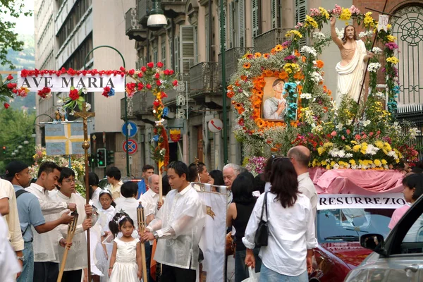 Turín, Piamonte / Italia -30 / 05 / 2004- Santacruzan es el certamen religioso-histórico celebrado en Filipinas durante el festival de Flores de Mayo . —  Fotos de Stock