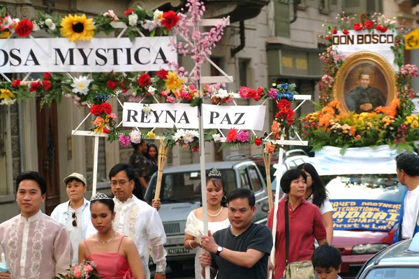 토리노, 피에몬테/이탈리아 -05/30/2004- 산타크루산은 플로레스 데 마요 축제 기간 동안 필리핀에서 열리는 종교적 역사적 미인대회입니다.. — 스톡 사진