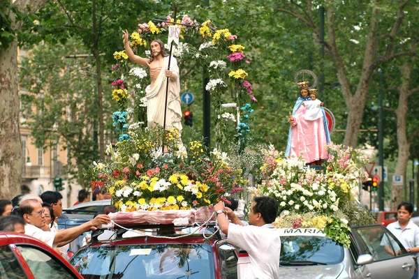 Turyn, Piemont/Włochy-05/30/2004-Santacruzan jest religijne-historyczne widowiska odbyło się na Filipinach podczas festiwalu Flores de Mayo. — Zdjęcie stockowe