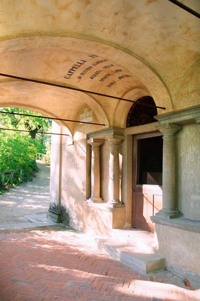 Serralunga di Crea, Piamonte / Italia-04 / 22 / 2009-Serralunga di Crea Las montañas sagradas están incluidas en la Lista del Patrimonio Mundial de la UNESCO . —  Fotos de Stock