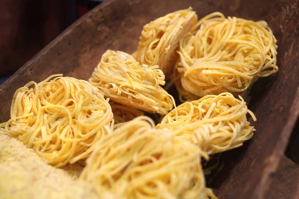 El tajarín la pasta tradicional hecha a mano de huevo Piamonte —  Fotos de Stock