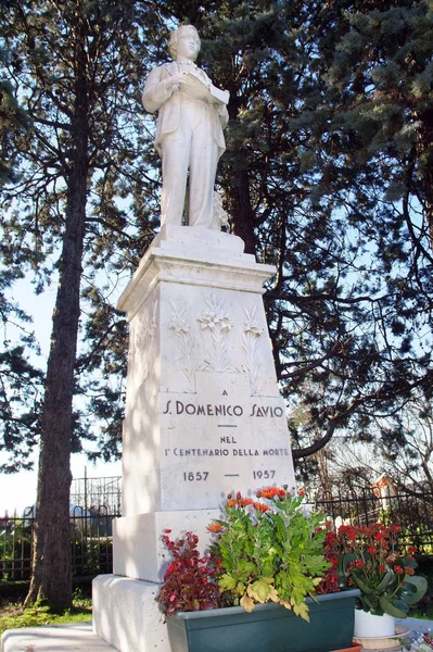 La statue de San Domenico Savio devant sa maison natale dans le village de Riva di Chieri, Piémont, Italie . — Photo