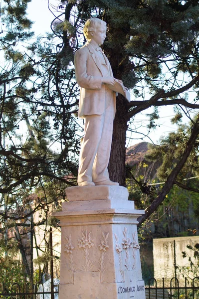 Памятник Сан-Доменико Савио перед родным домом в деревне Рива-ди-Кьери, Пьемонт, Италия . — стоковое фото