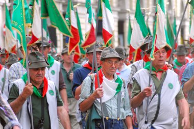 Torino, Piedmont/İtalya -05/08/2011- 84 İtalyan Ordusu dağ harp piyade kolordusu Alpini'nin ulusal toplanması.