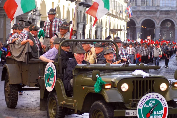 Turijn, Piemonte/Italië-05/08/2011-84 nationale bijeenkomst van Alpini, de berg oorlogvoering infanterie korps van het Italiaanse leger. — Stockfoto