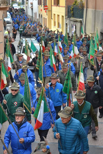 Castelnuovo Don Bosco, Piemonte/Olaszország-04/07/2019-gyűjtése a Alpini, a hegyi hadviselés gyalogos hadtest az olasz hadsereg. — Stock Fotó