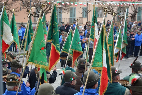 Castelnuovo Don Bosco, Piemonte/Olaszország-04/07/2019-gyűjtése a Alpini, a hegyi hadviselés gyalogos hadtest az olasz hadsereg. — Stock Fotó