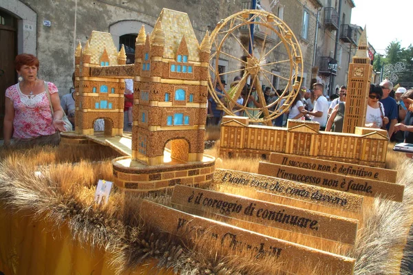 Jelsi, Molise / Italie -26 / 07 / 2015- Le Festival du blé, un événement propitiatoire et d'action de grâce à Santa Anna, où d'anciennes charrettes tirées par des boeufs et décorées de compositions de blé et de paille, défilent dans le village . — Photo