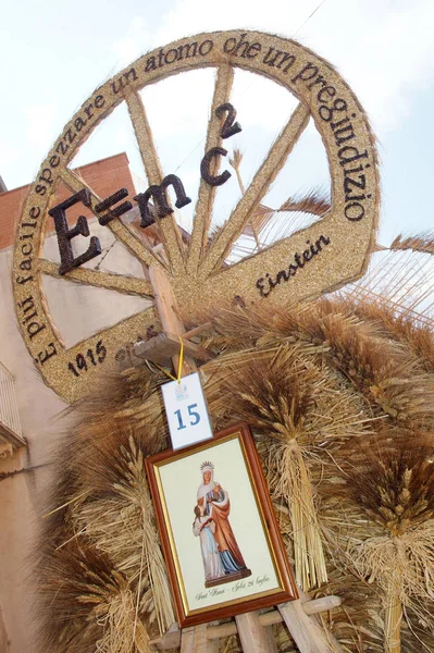 Jelsi, Molise 26 / 07 / 2015- La Festa del Grano, un evento propiziatorio e di ringraziamento a Santa Anna, dove antichi carri trainati da buoi e decorati con composizioni di grano e paglia, sfilano in paese . — Foto Stock