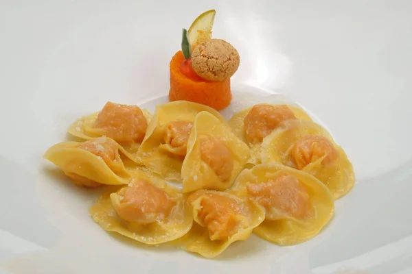 Recetas de comida italiana, tortelli relleno de calabaza pasta hecha a mano . —  Fotos de Stock