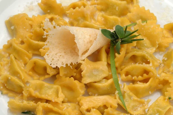 Italienisches rezept, agnolotti del plin gefüllte pasta. — Stockfoto