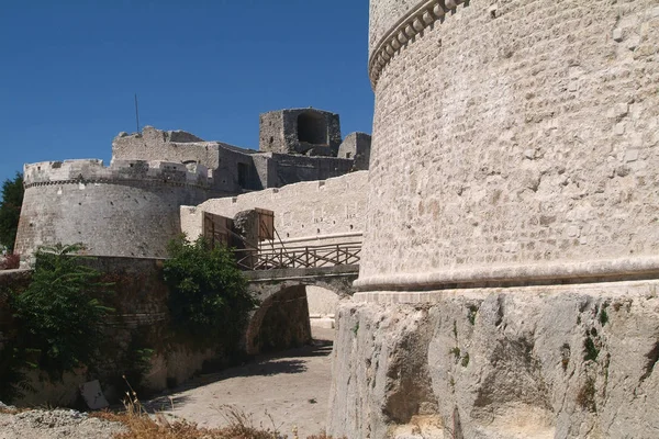 Monte Sant 'Angelo, Puglia/Italya-08/19/2008-Apulia kasabası, Güney Italya, Norman egemenlik ve hac hedef sırasında başkent Aziz Michael Archangel Sanctuary için.