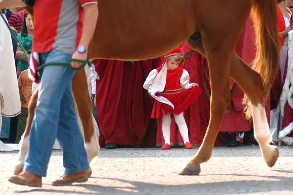 Asti, piemont, italien. -16 / 09 / 2007- Palio Pferderennen ist ein traditionelles Fest mittelalterlichen Ursprungs und Ausstellung von Fahnenschwingern, historische Prozession und das Palio bareback Pferderennen — Stockfoto