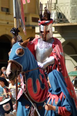 Asti, Piedmont, Italya. -09/16/2007-Palio at yarışı bayrak atıcılar, tarihsel atsiyonu ve Palio eyersiz at yarışı ile Ortaçağ originsand sergi geleneksel bir festival