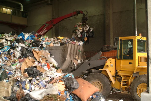Turín, Piamonte / Italia-24 / 03 / 2005-Bulldozer mueve una pila de residuos en un vertedero — Foto de Stock