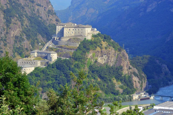 Bard, Aosta Valley / Olaszország - Kilátás a Bard erődre. — Stock Fotó