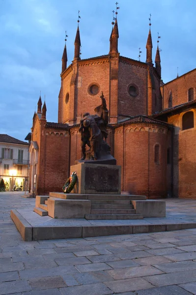 Chieri, Piemonte / Itália. O romântico-gótico a catedral da cidade Collegiata di Santa Maria della Scala . — Fotografia de Stock