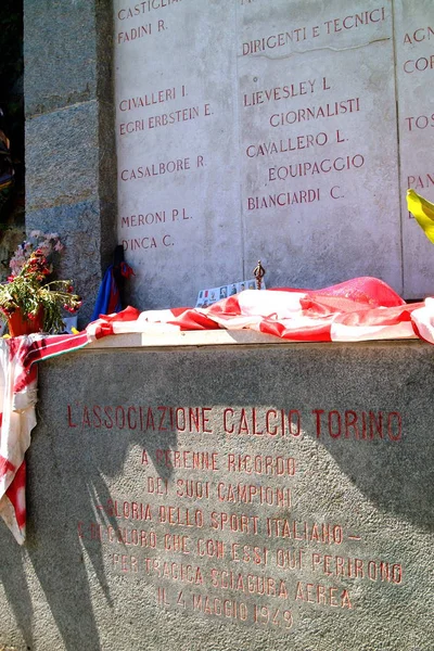 Turin, Piémont, Italie. Le mémorial des victimes de la catastrophe aérienne à la basilique de Superga, où est mort toute l'équipe de football Torino . — Photo