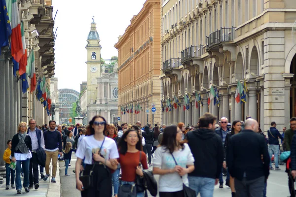 Torino, Piedmont, İtalya-21.04.2019-Torino, Piedmont, İtalya-21.04.2019-Turistler Via Roma'nın merkezindeki alışveriş caddesinde yürüyor.